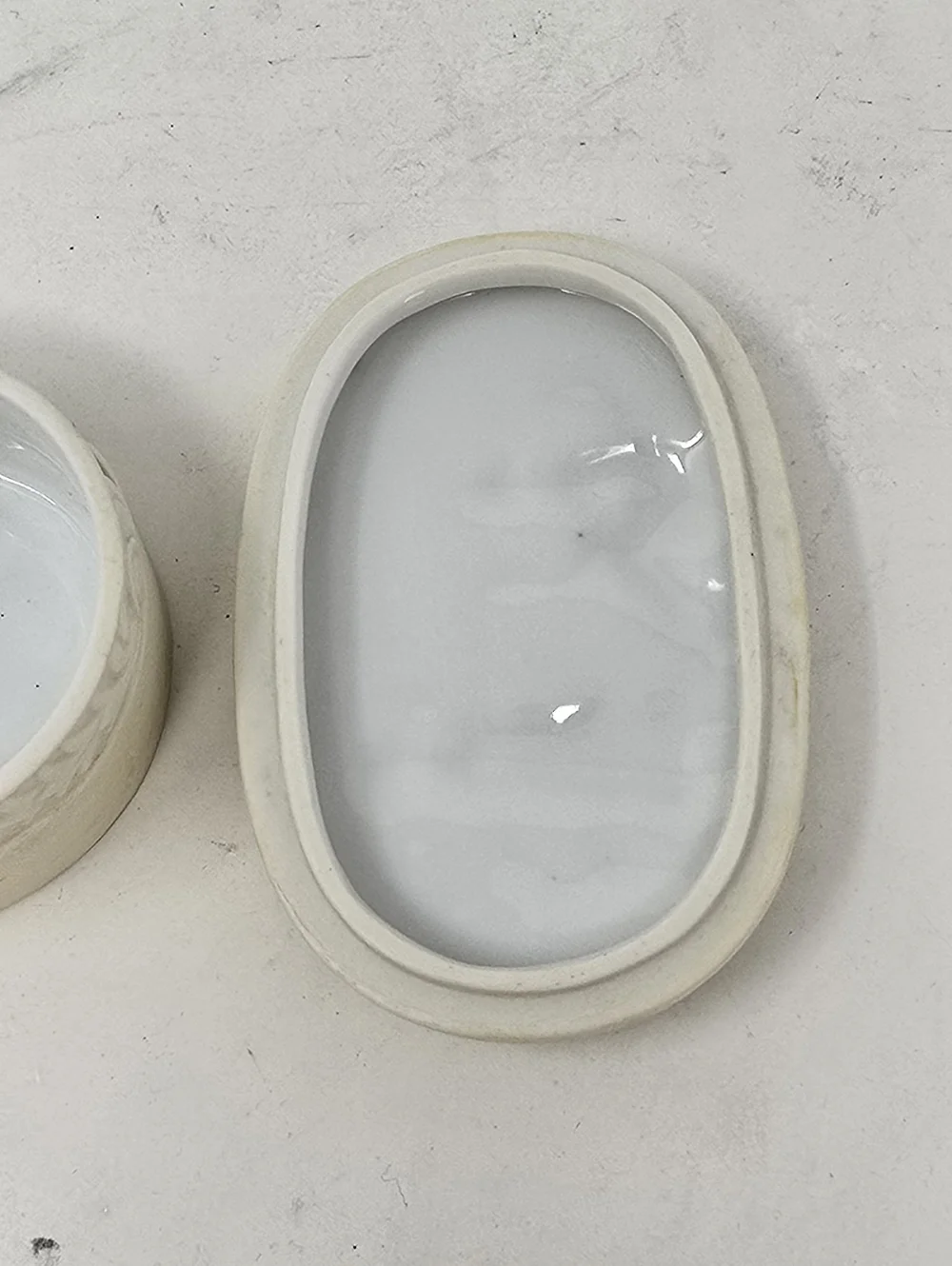 Vtg bisque porcelain lidded trinket vanity box hand‎ painted relief romantic